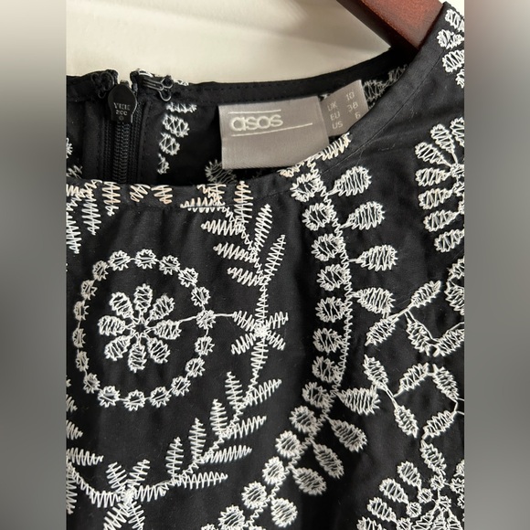 🛍️ 2/$15 ASOS Embroidered Ruffle Blouse Top Black White Sz 6 - Picture 5 of 7